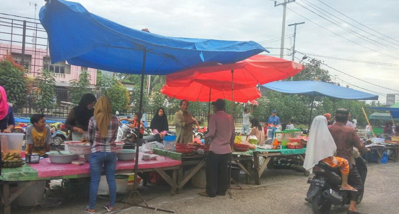 Hari Kedua Ramadhan, Warga Airtiris Membeli Takjil Buka Puasa
